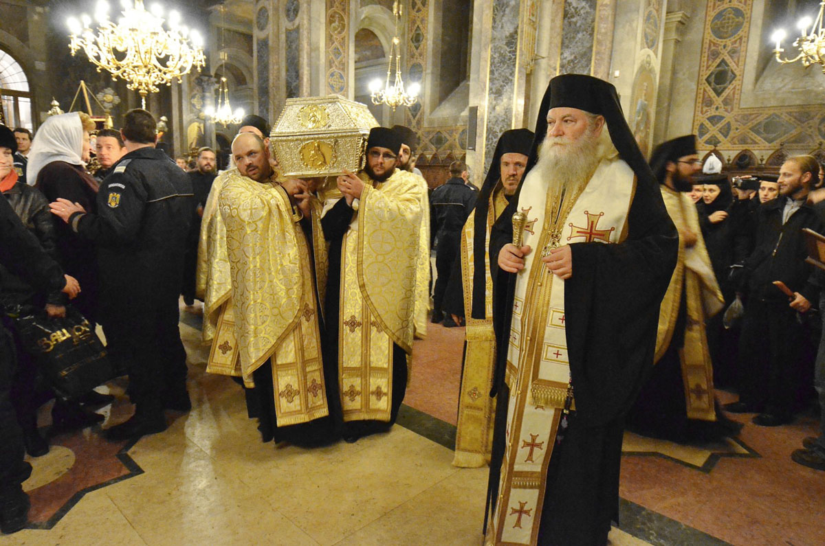 Moaştele Sfintei Parascheva au fost depuse în Catedrala mitropolitană din Iaşi