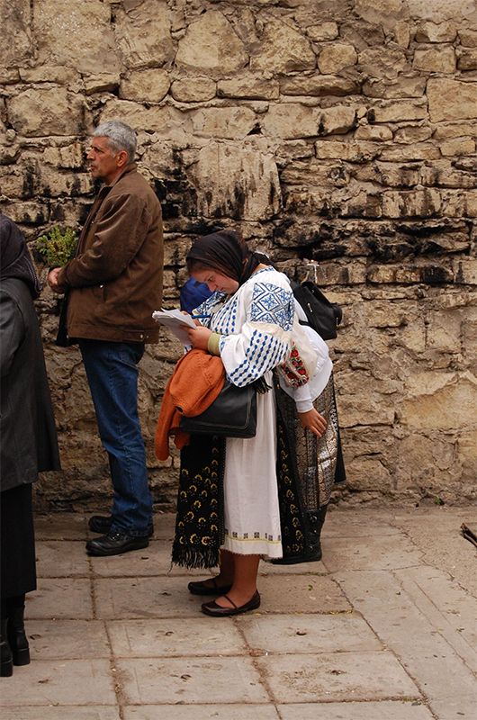 Dorinţa de a se închina la sfintele moaşte a învins frigul şi ploaia (2009)