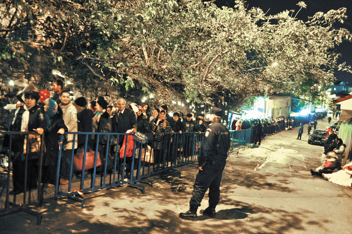 Un rând de trei kilometri şi o credinţă fără măsură