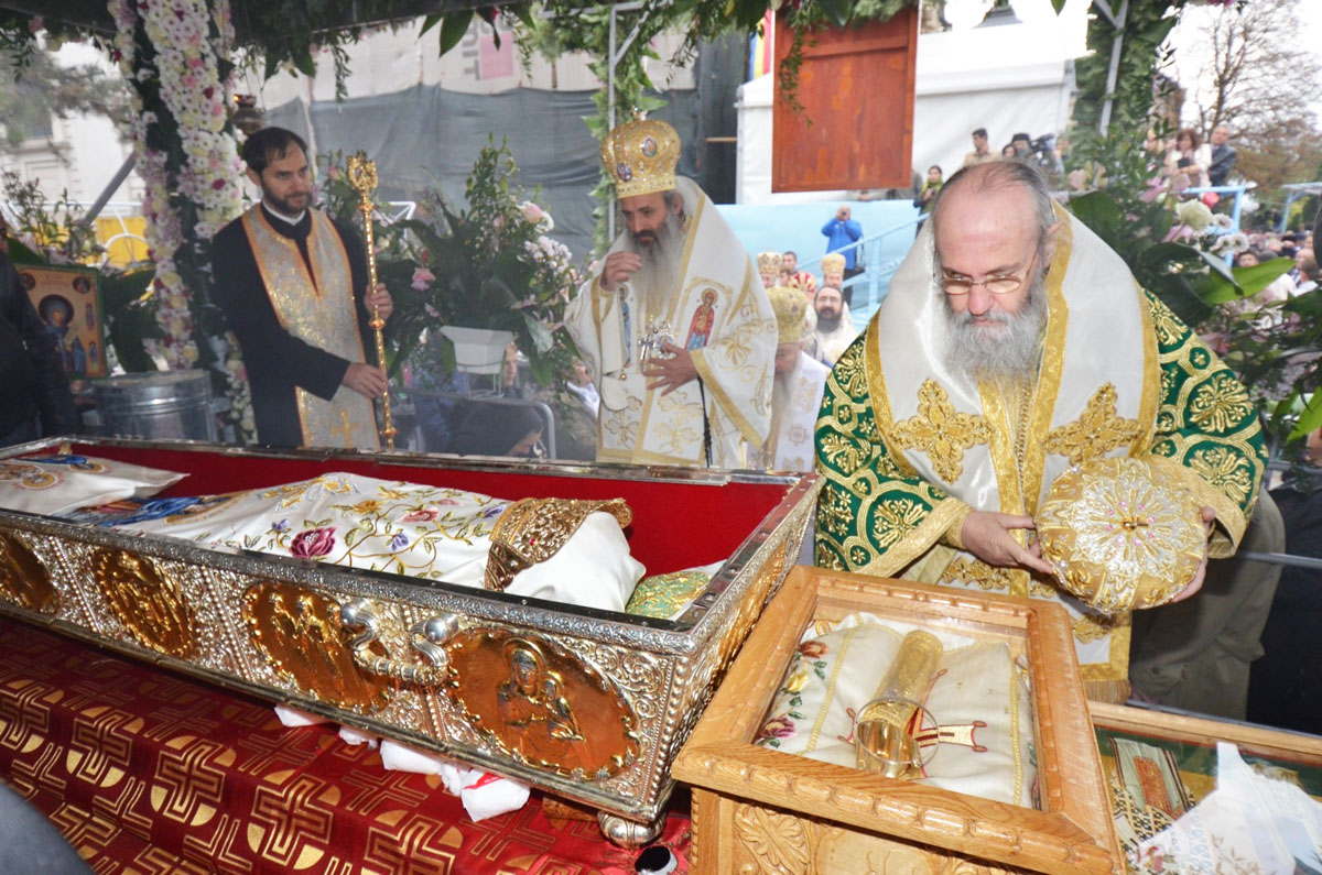 Un rând de trei kilometri şi o credinţă fără măsură