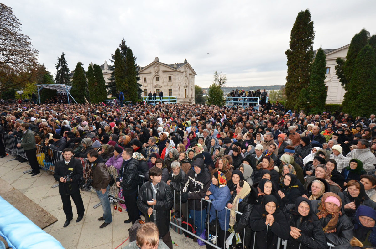Un rând de trei kilometri şi o credinţă fără măsură