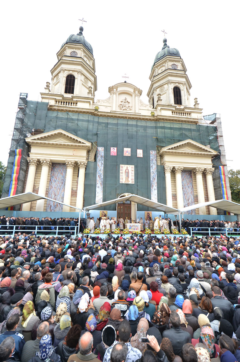 Un rând de trei kilometri şi o credinţă fără măsură