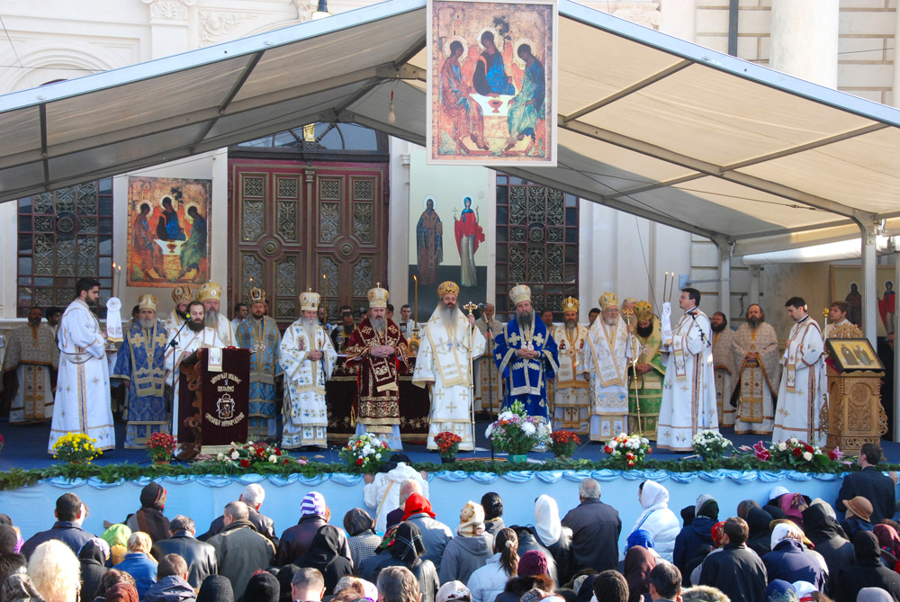 Cum reuşeşte Sfânta Parascheva să intre în sufletele pelerinilor (2008)