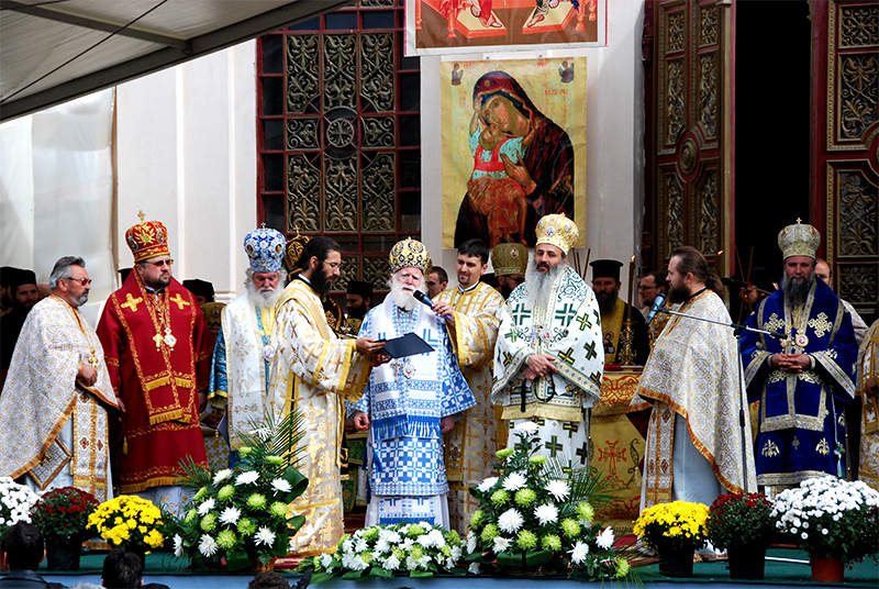 Dorinţa de a se închina la sfintele moaşte a învins frigul şi ploaia (2009)