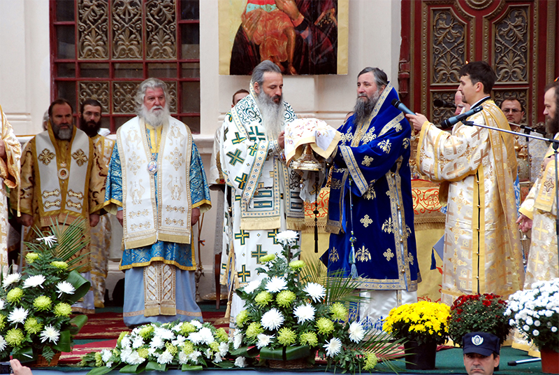 Dorinţa de a se închina la sfintele moaşte a învins frigul şi ploaia (2009)