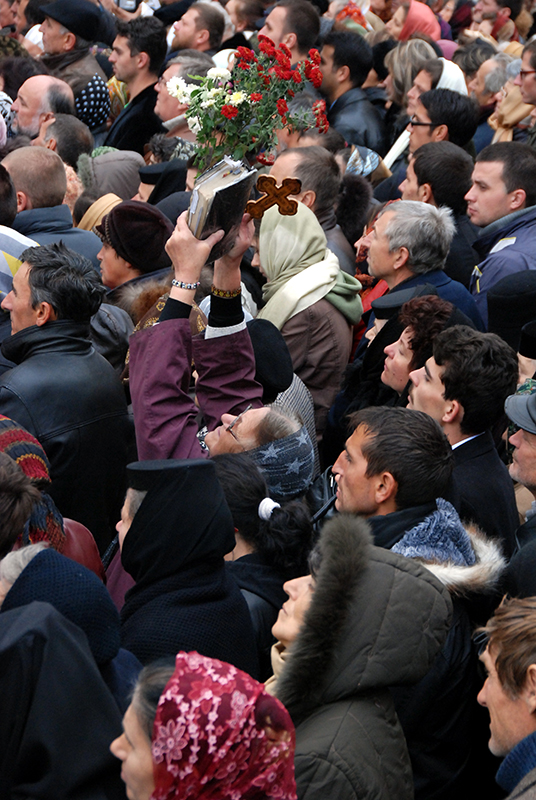 Dorinţa de a se închina la sfintele moaşte a învins frigul şi ploaia (2009)