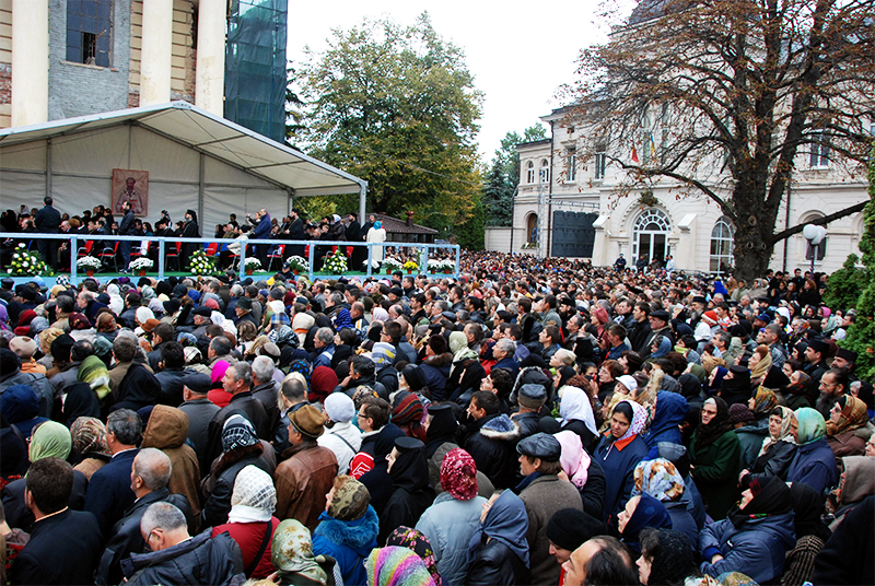 Dorinţa de a se închina la sfintele moaşte a învins frigul şi ploaia (2009)