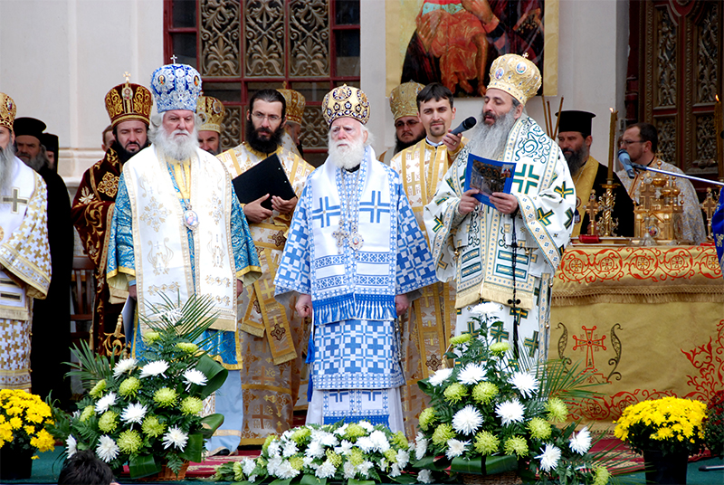 Dorinţa de a se închina la sfintele moaşte a învins frigul şi ploaia (2009)