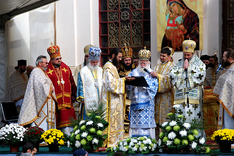 Dorinţa de a se închina la sfintele moaşte a învins frigul şi ploaia (2009)