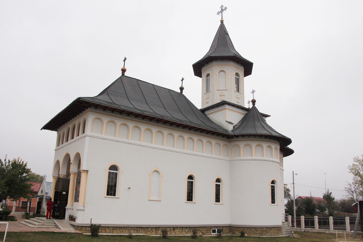 Doi ierarhi au sfinţit Biserica „Sfântul Dimitrie“ din Roman