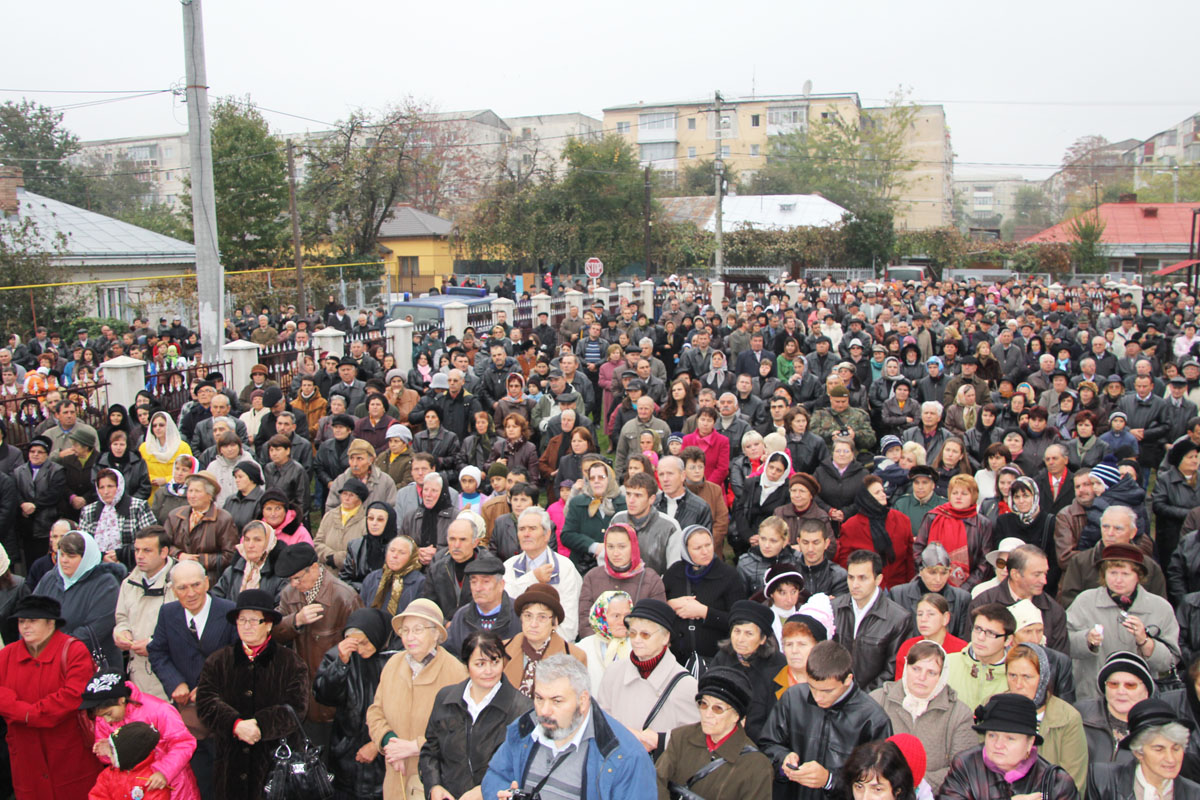 Doi ierarhi au sfinţit Biserica „Sfântul Dimitrie“ din Roman