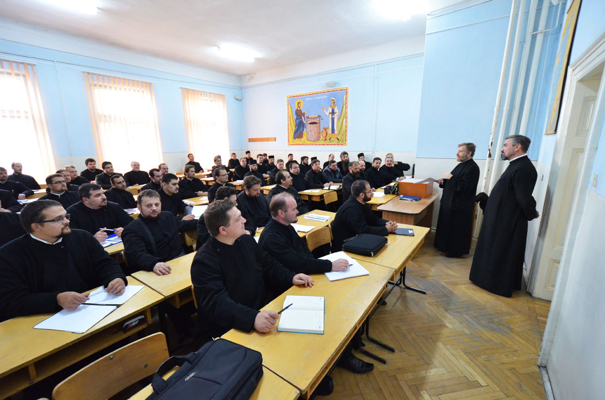 Cursuri pentru obţinerea gradelor pentru preoţii din Mitropolia Moldovei şi Bucovinei