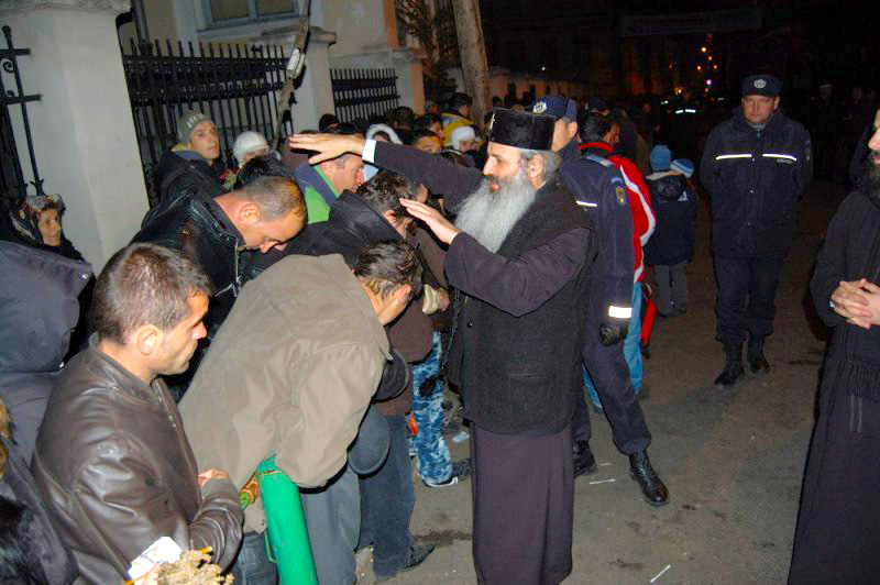 IPS Teofan i-a binecuvântat pe pelerinii Sfintei Parascheva (2010) IPS Teofan i-a binecuvântat pe pelerinii Sfintei Parascheva (2010)