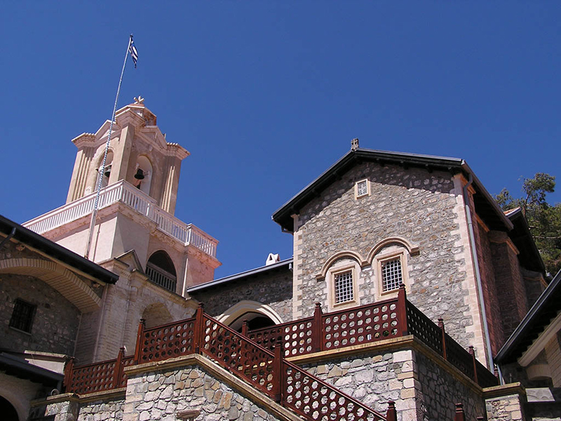 Bogăţia ortodoxiei românești, ilustrată de Mănăstirea „Trei Ierarhi”, la Praga