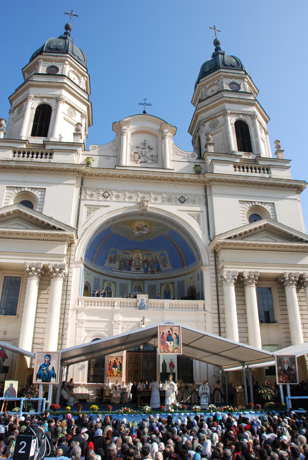 Cum reuşeşte Sfânta Parascheva să intre în sufletele pelerinilor (2008)