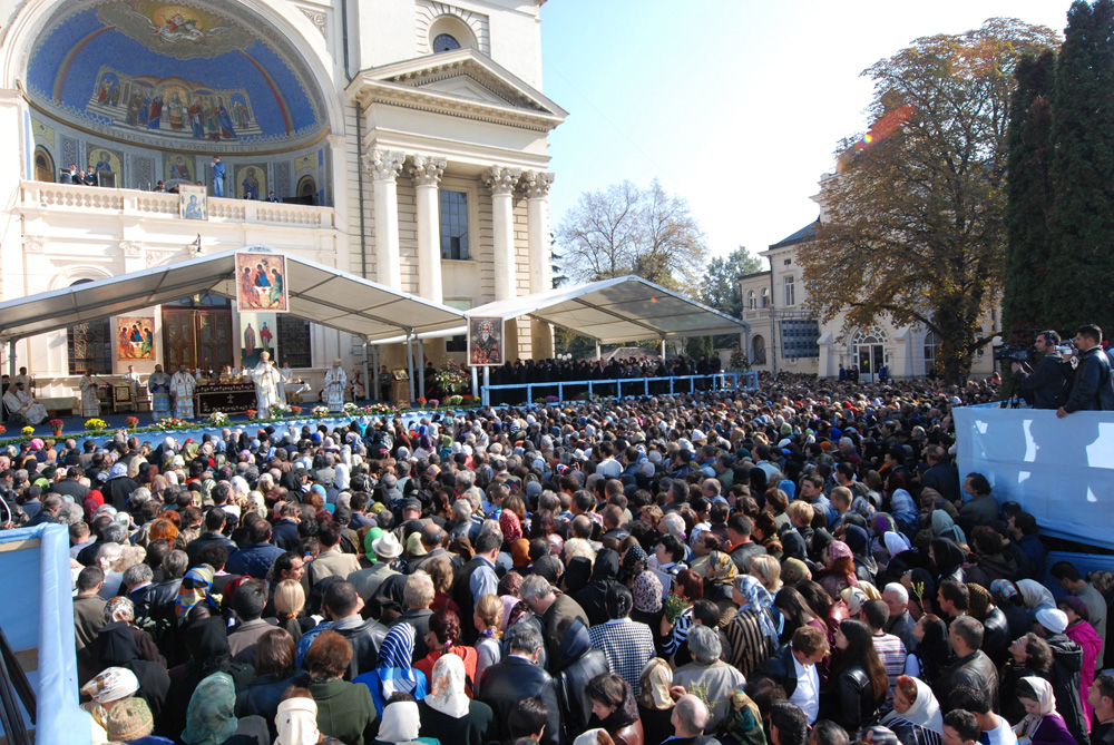 Cum reuşeşte Sfânta Parascheva să intre în sufletele pelerinilor (2008)