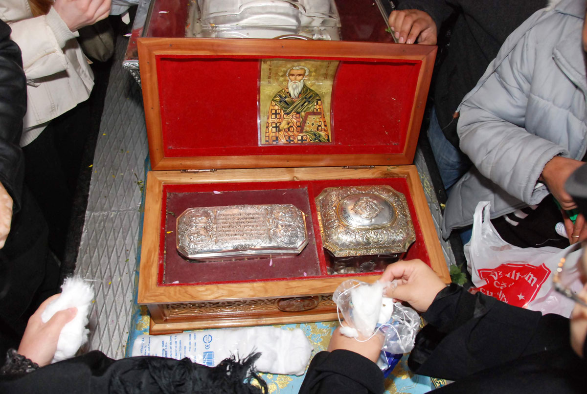 Moaştele Sfântului Ierarh Nifon, patriarhul Constantinopolului (octombrie 2008) În miez de toamnă, sfinţii poposesc la Iaşi
