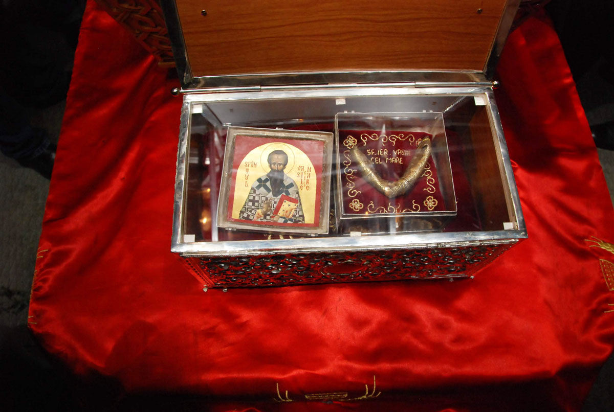 Părticica din moaştele Sfântului Vasile cel Mare de la Mănăstirea „Sfinţii Trei Ierarhi“ (octombrie 2009) În miez de toamnă, sfinţii poposesc la Iaşi