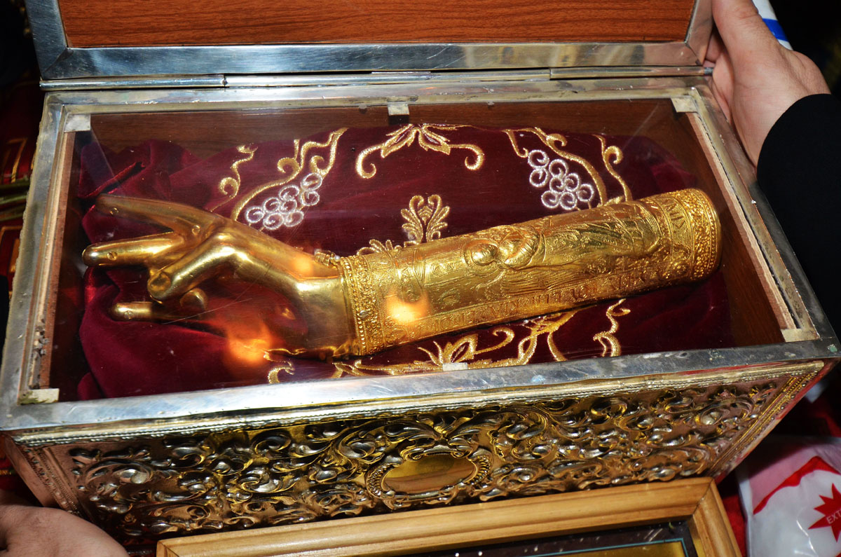 Moaştele Sf. Mucenic Policarp, episcopul Smirnei (octombrie 2011) În miez de toamnă, sfinţii poposesc la Iaşi