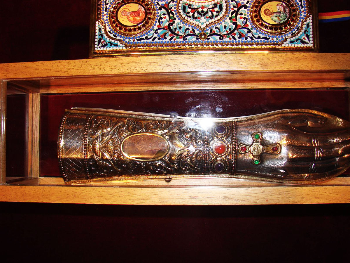 Sfântul Nectarie Taumaturgul de la Eghina (octombrie 2006) În miez de toamnă, sfinţii poposesc la Iaşi