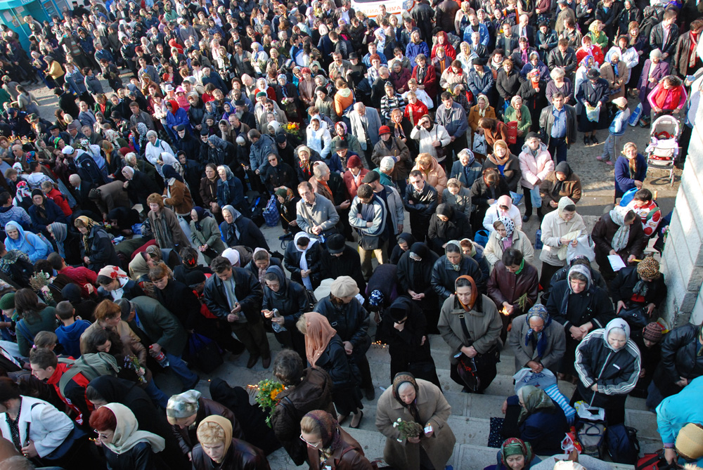 Cum reuşeşte Sfânta Parascheva să intre în sufletele pelerinilor (2008)