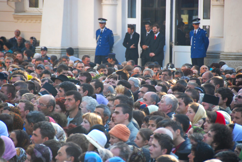 Cum reuşeşte Sfânta Parascheva să intre în sufletele pelerinilor (2008)