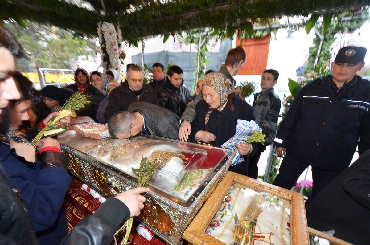 Un rând de trei kilometri şi o credinţă fără măsură