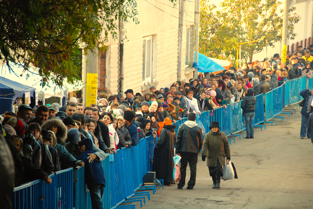 Nesfârşită rugăciune la moaştele Sfintei Cuvioase Parascheva (2010)
