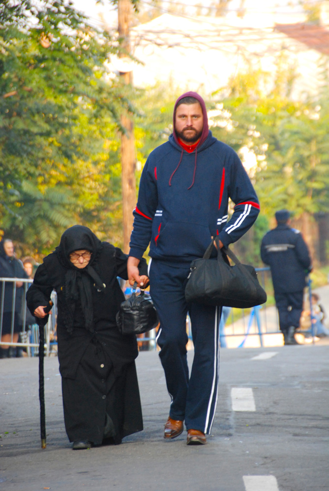 Nesfârşită rugăciune la moaştele Sfintei Cuvioase Parascheva (2010)