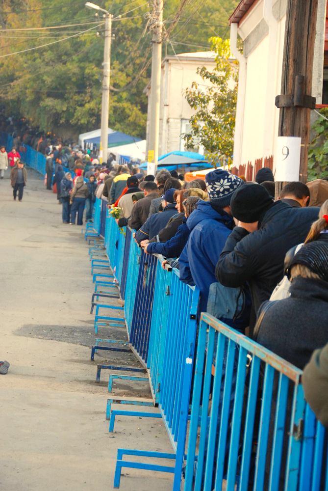 Nesfârşită rugăciune la moaştele Sfintei Cuvioase Parascheva (2010)
