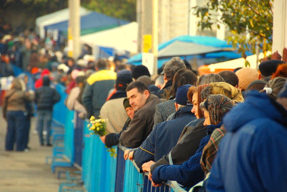 Nesfârşită rugăciune la moaştele Sfintei Cuvioase Parascheva (2010)