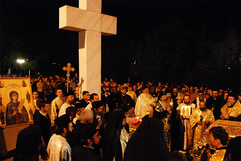 Pelerinii înveşmântează în rugăciune cetatea Sfintei Parascheva (2009)