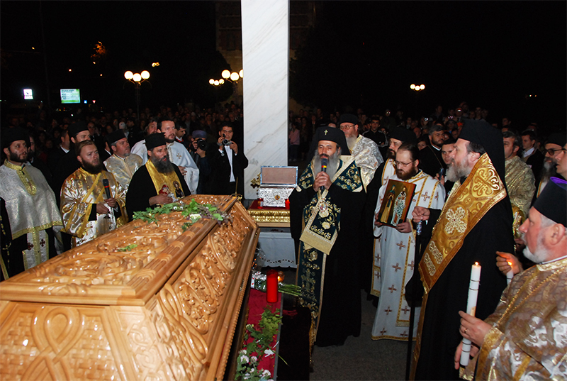 Pelerinii înveşmântează în rugăciune cetatea Sfintei Parascheva (2009)