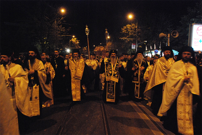 Pelerinii înveşmântează în rugăciune cetatea Sfintei Parascheva (2009)