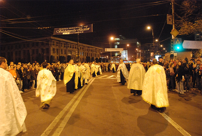 Pelerinii înveşmântează în rugăciune cetatea Sfintei Parascheva (2009)