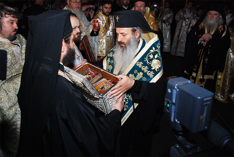 Pelerinii înveşmântează în rugăciune cetatea Sfintei Parascheva (2009)