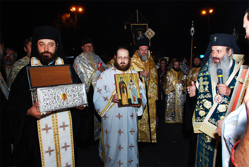 Pelerinii înveşmântează în rugăciune cetatea Sfintei Parascheva (2009)