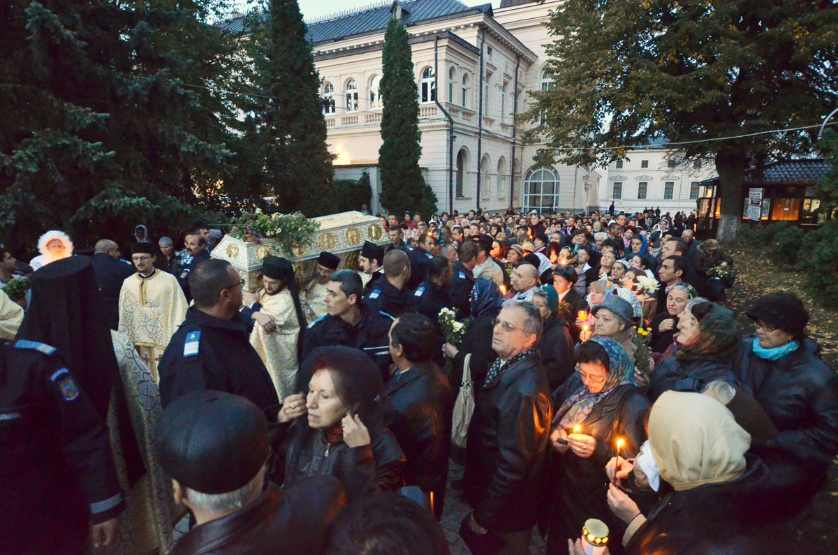 „Am simţit o mare emoţie când Cuvioasa a fost purtată de preoţi pe umeri, în jurul Catedralei“