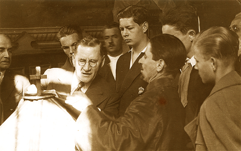 Regele Mihai, la strana unei biserici din Gorj