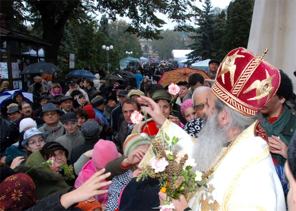 Închinarea la sfintele moaşte, o manifestare a credinţei (2010)