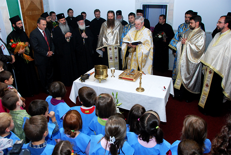 Preşcolarii de la &quot;Buna Vestire&quot; s-au rugat ieri la sfinţirea noii lor grădiniţe (2009)