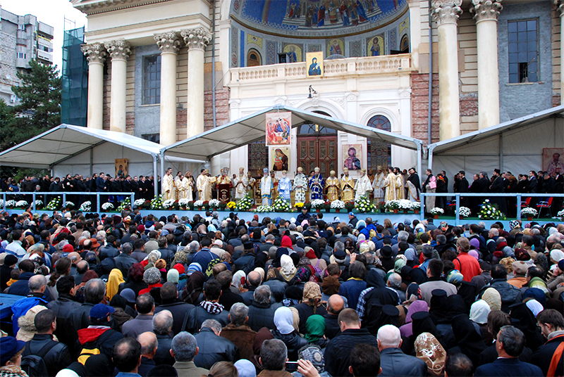 Dorinţa de a se închina la sfintele moaşte a învins frigul şi ploaia (2009)
