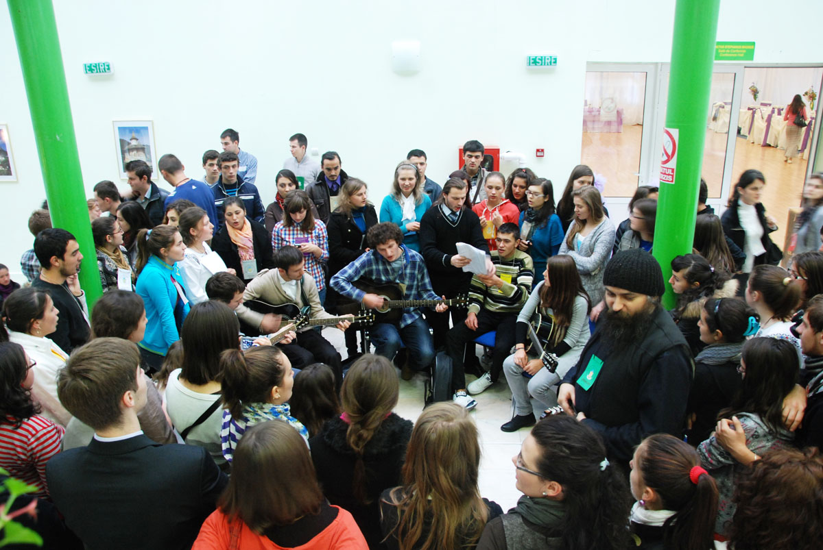 Tinerii şi Biserica, în dialog şi comuniune