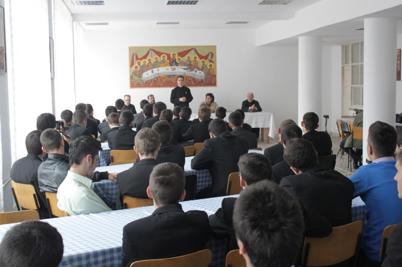 Simpozion despre Familia creştină la Seminarul Teologic din Râmnicu Vâlcea Simpozion despre Familia creştină la Seminarul Teologic din Râmnicu Vâlcea