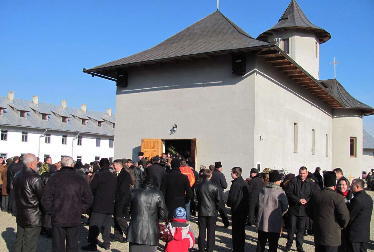 Sfânta Liturghie a fost oficiată în Biserica „Naşterea Maicii Domnului“ Binecuvântare arhierească la Schitul Marginea