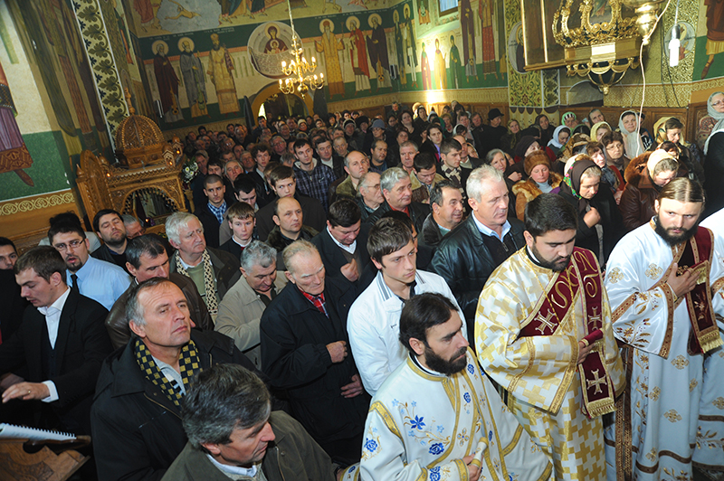 Hramul Schitului Vovidenia, din „Poiana liniștii” Hramul Schitului Vovidenia, din „Poiana liniștii”