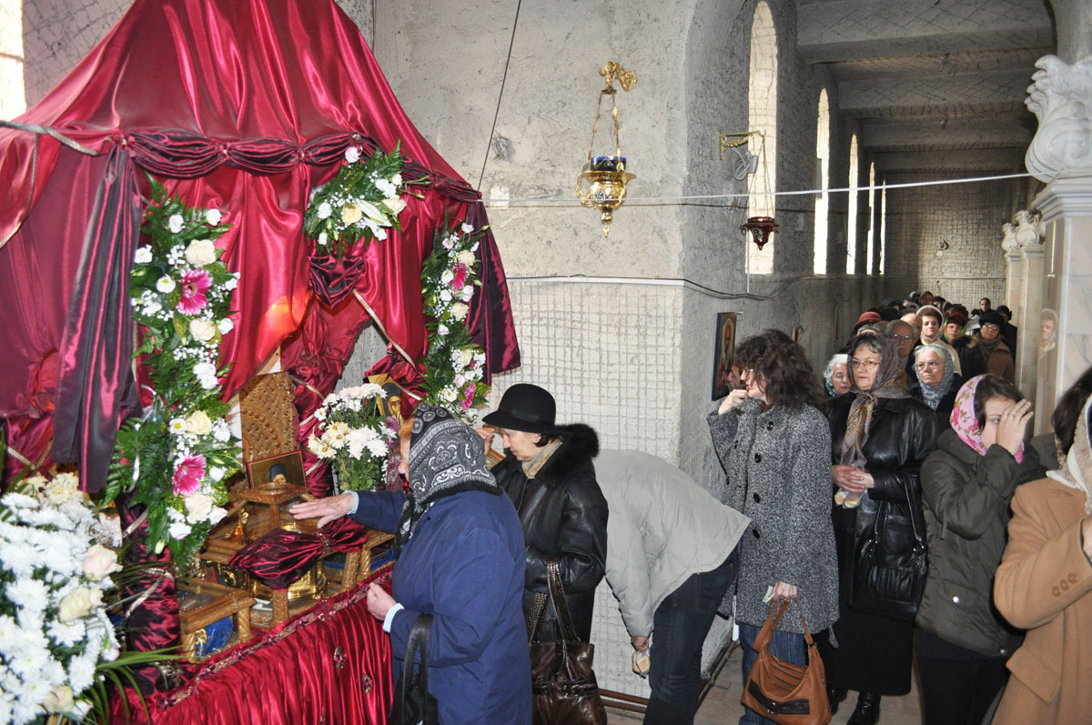 Moaştele Sfântului Nectarie, venerate la Iaşi de peste o mie de credincioşi