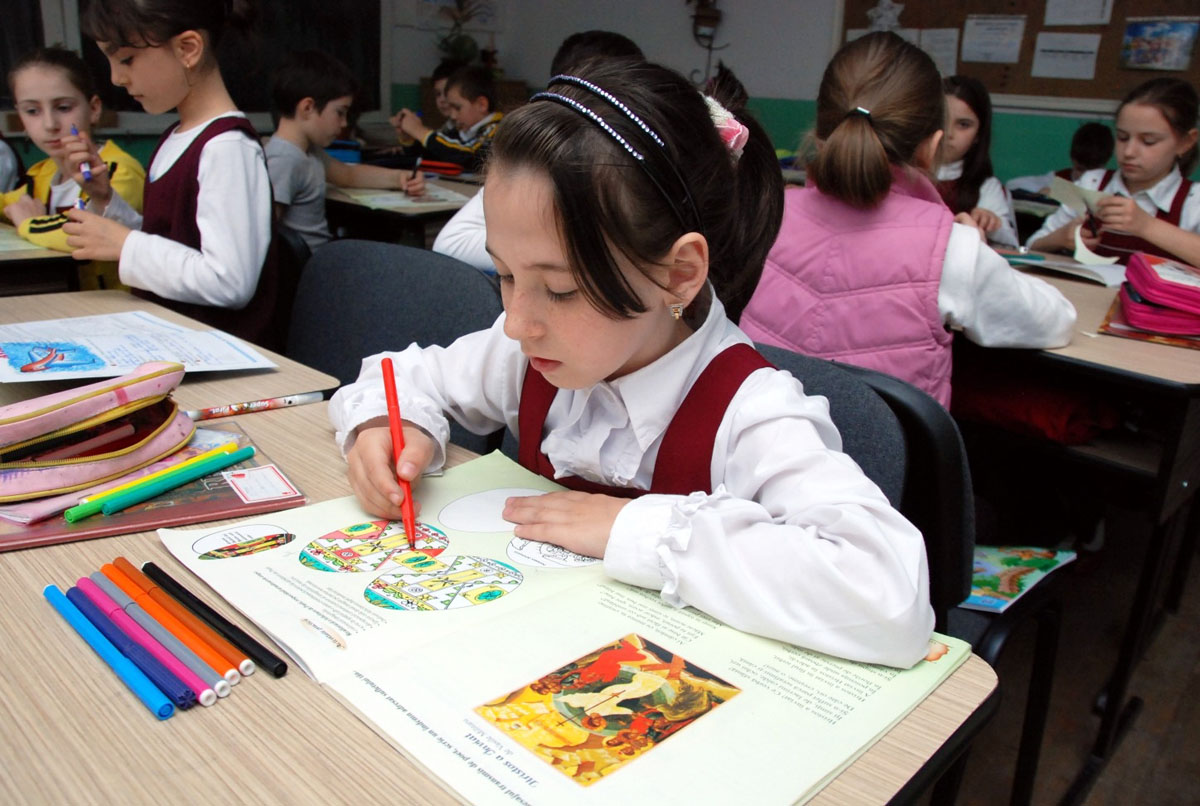 Elevii pot studia doi ani într-unul singur