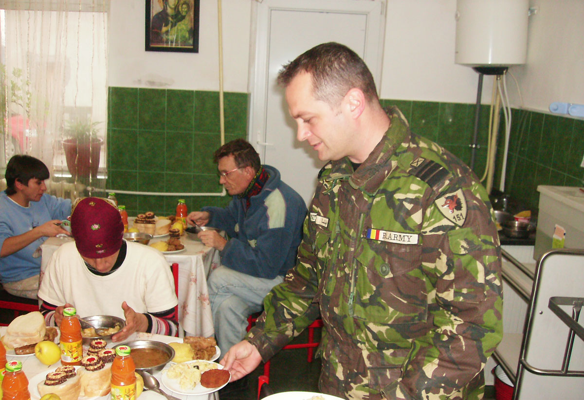 Bătrânii de la Centrul medico-social Bivolari, vizitaţi de militarii ieşeni