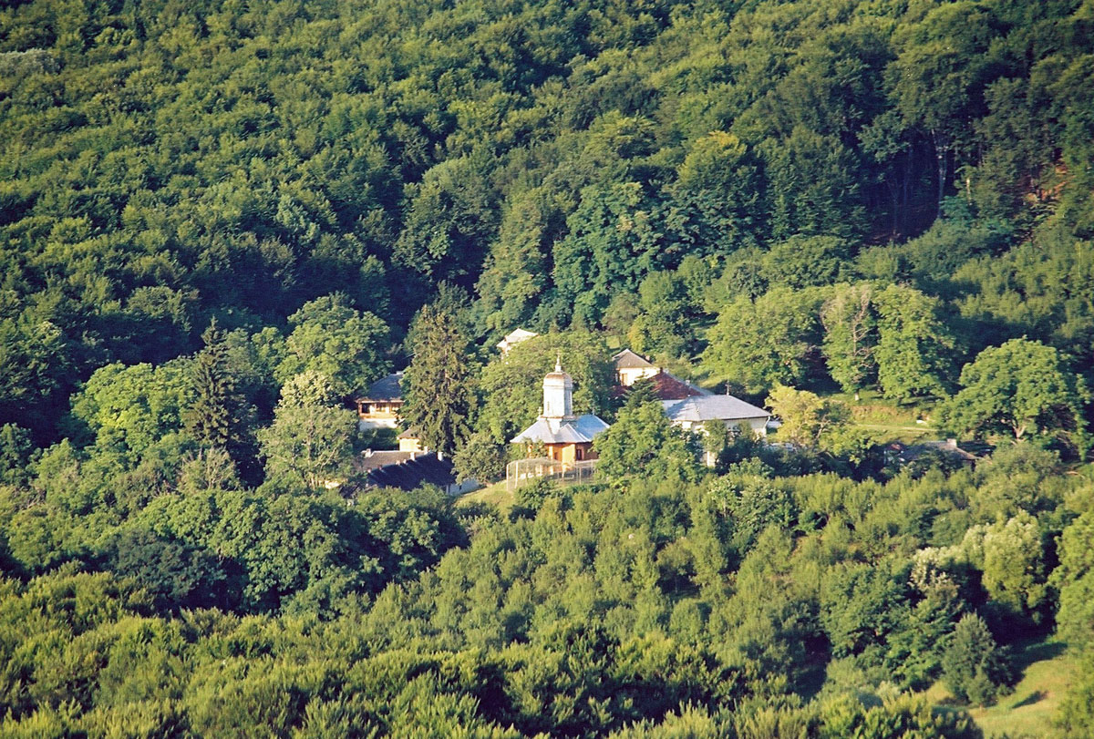 În 1742, tânărul Platon Velicikovski vine în Muntenia, unde se deprinde cu viaţa călugărească în mănăstirile Dălhăuţi (foto), Trăisteni şi Cârnu